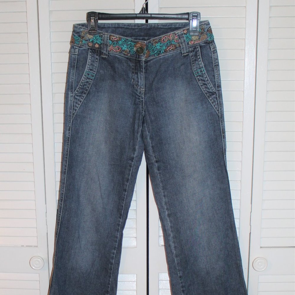 NWOT DISTRESSED JEANS WITH FLOWERED BAND